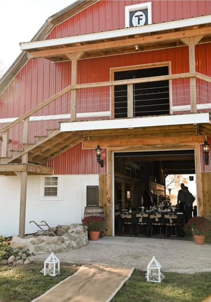 Image of the exterior of the barn at Thornhill Farms hitching post